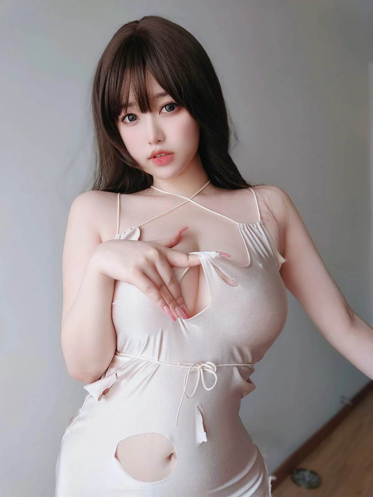 Xgyw.Org_Coser妹子女主K人妻的秘密主题私房性感破烂吊带短裙秀丰乳肥臀惹火诱惑写真80P