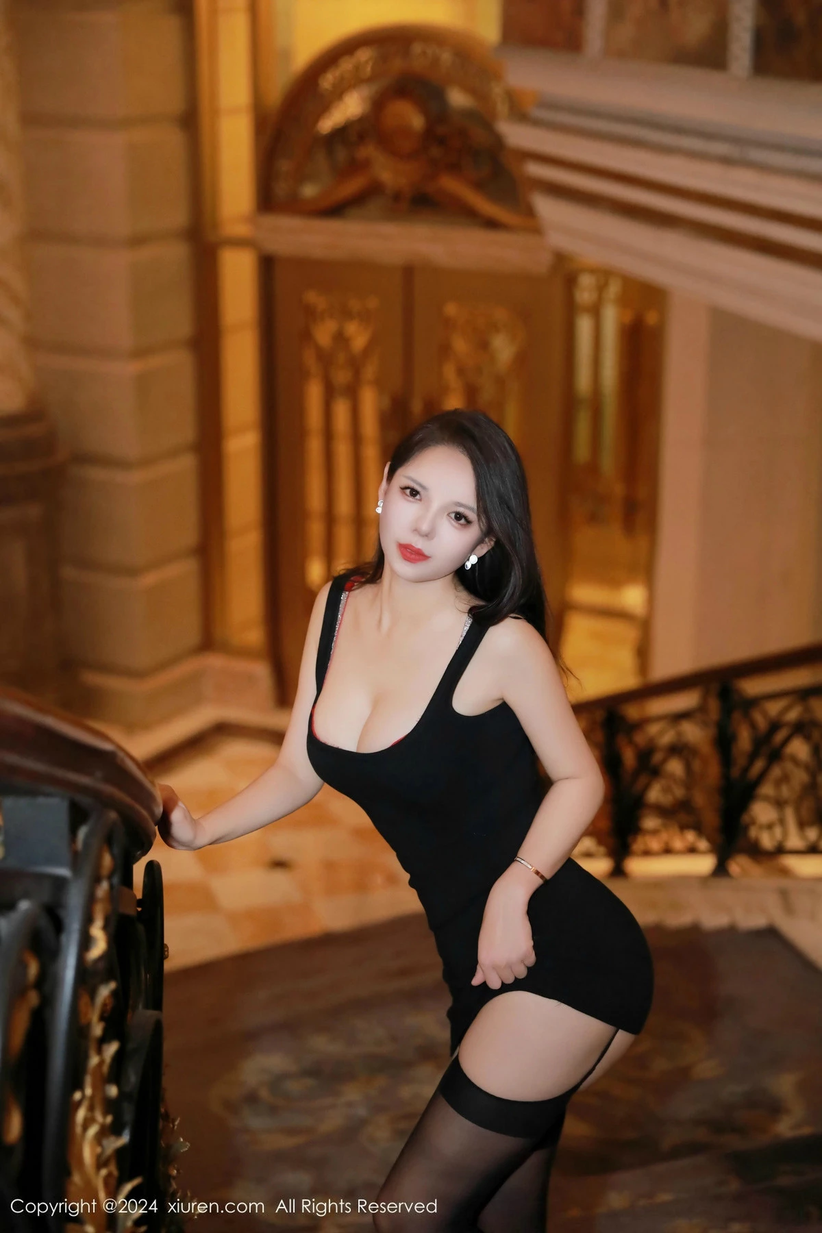 Xgyw.Org_XiuRen第9655期_模特大美妞儿黑色连衣短裙露红色内衣配黑丝吊袜秀美腿诱惑写真76P