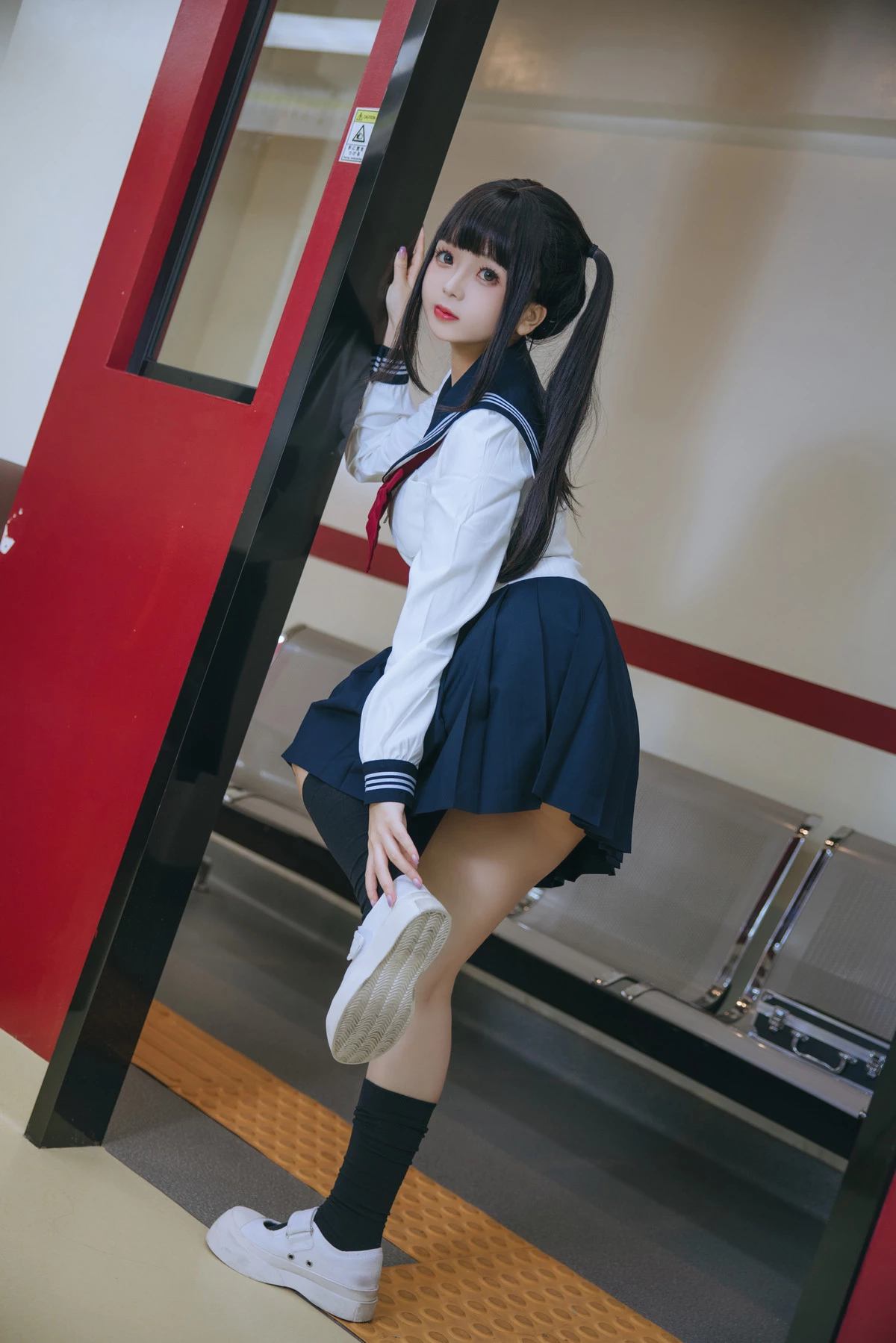 Xgyw.Org_Cosplay美女日奈娇列车JK主题列车上性感JK制服露白色蕾丝内衣秀丰腴身姿诱惑写真83P