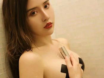[Candy网红馆]Vol.078_女神Cris_卓娅祺私房浴室里全裸上身露豪乳胶带遮点诱惑写真59P
