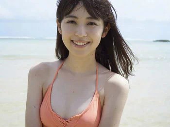 日本天然美少女Akiko清纯白皙性感写真33P