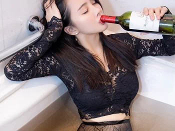 XiuRen第3965期_模特summer宝宝独自买醉主题私房浴室缕空服饰撩人诱惑写真75P