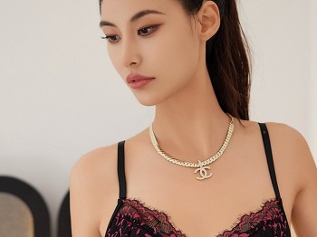 XiuRen第9068期_模特Lingyu69饭店场景性感黑色连衣裙配黑丝袜秀丰腴身材诱惑写真66P