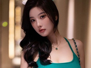 XiuRen第9313期_女神杨晨晨Yome性感长裙露灰褐色内衣秀丰腴身姿完美诱惑写真82P