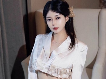 [HuaYang花漾]Vol.615_模特凯竹Quinn性感白色短款服饰配白丝吊袜秀丰腴身姿诱惑写真76P