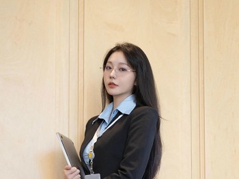 XiuRen第9469期_模特安然anran职场主题性感黑色OL服饰配黑丝吊袜秀美腿诱惑写真80P